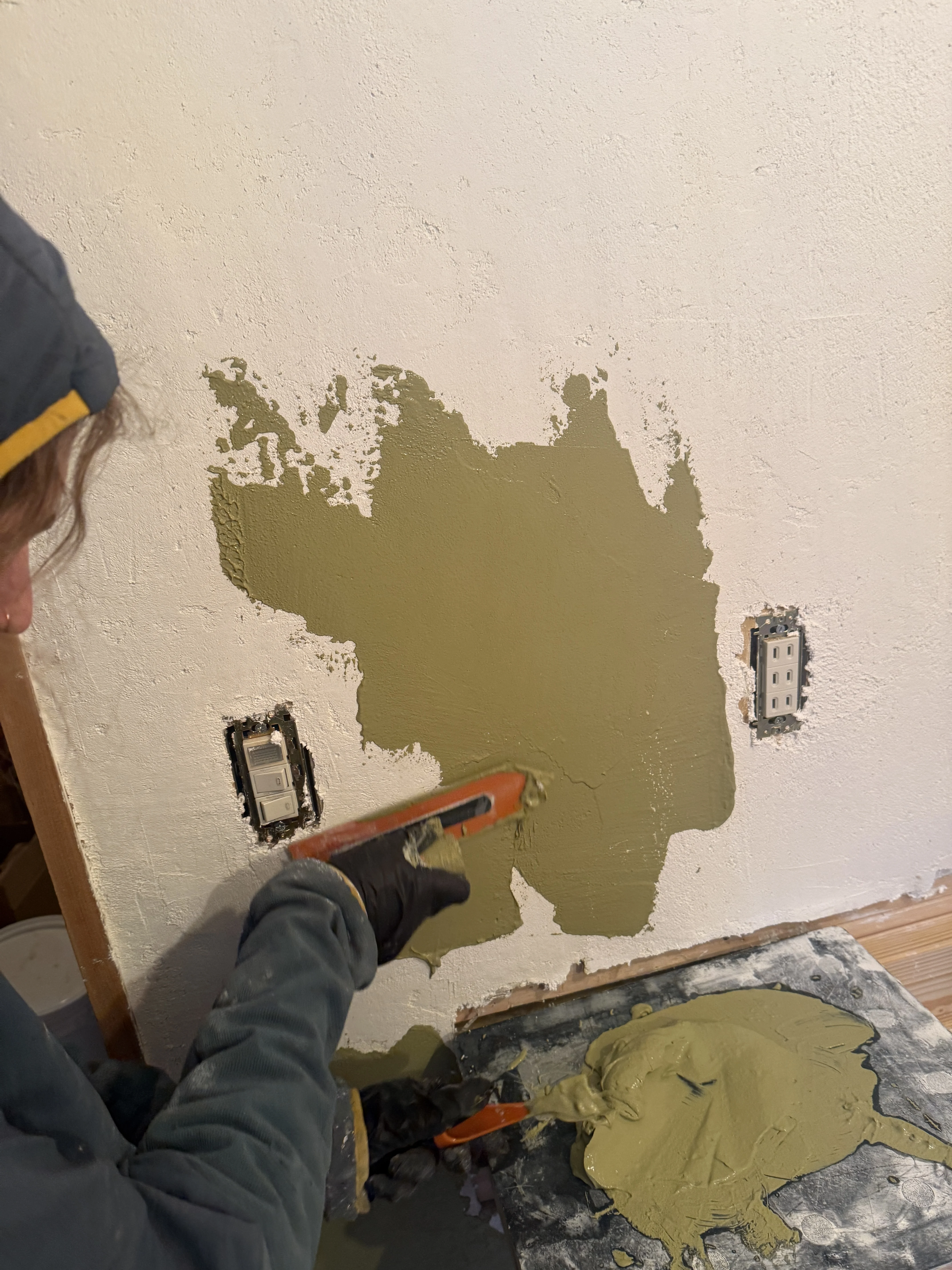 applying green shikkui on the wall