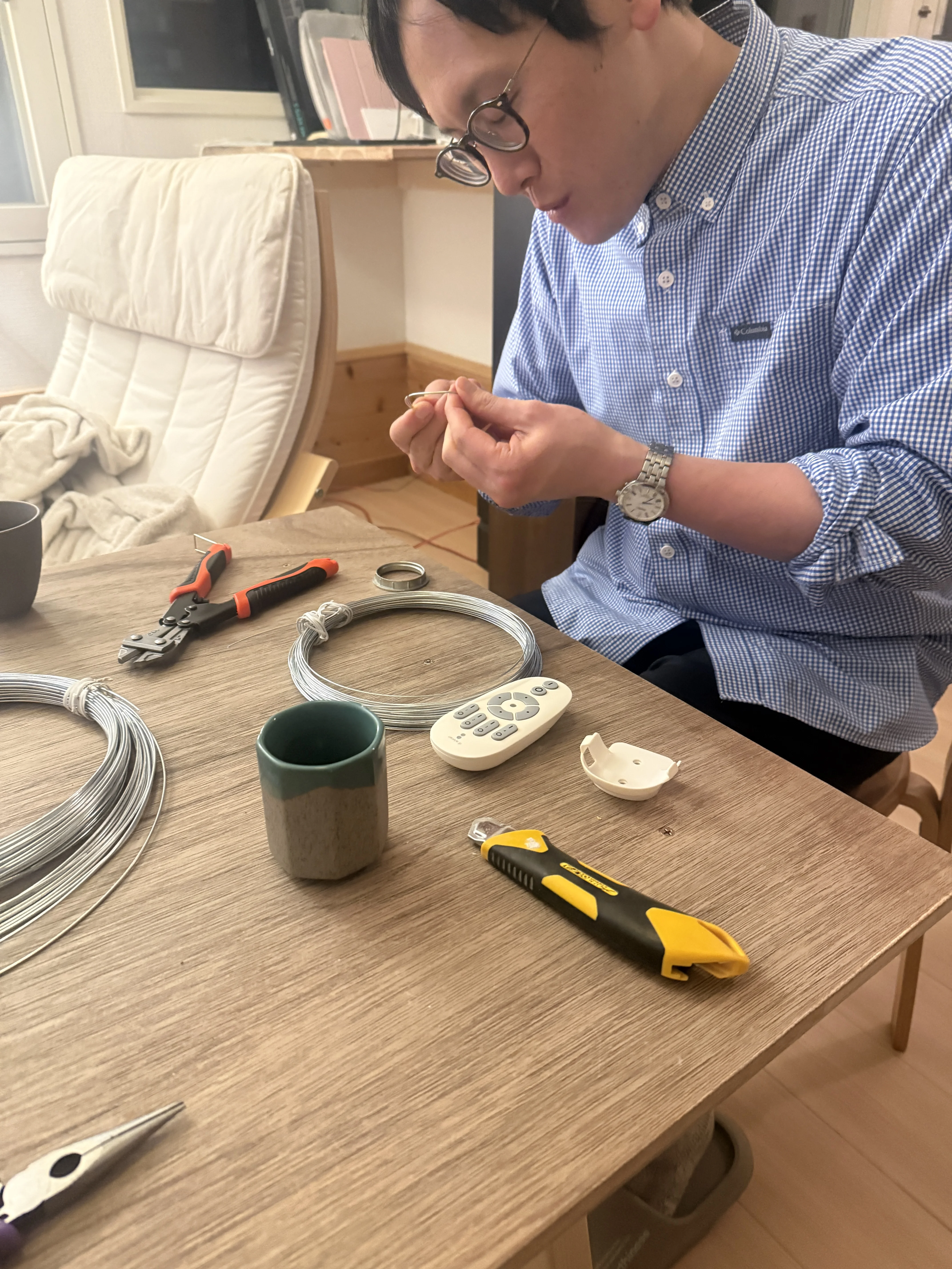 lamp making with wire at the table