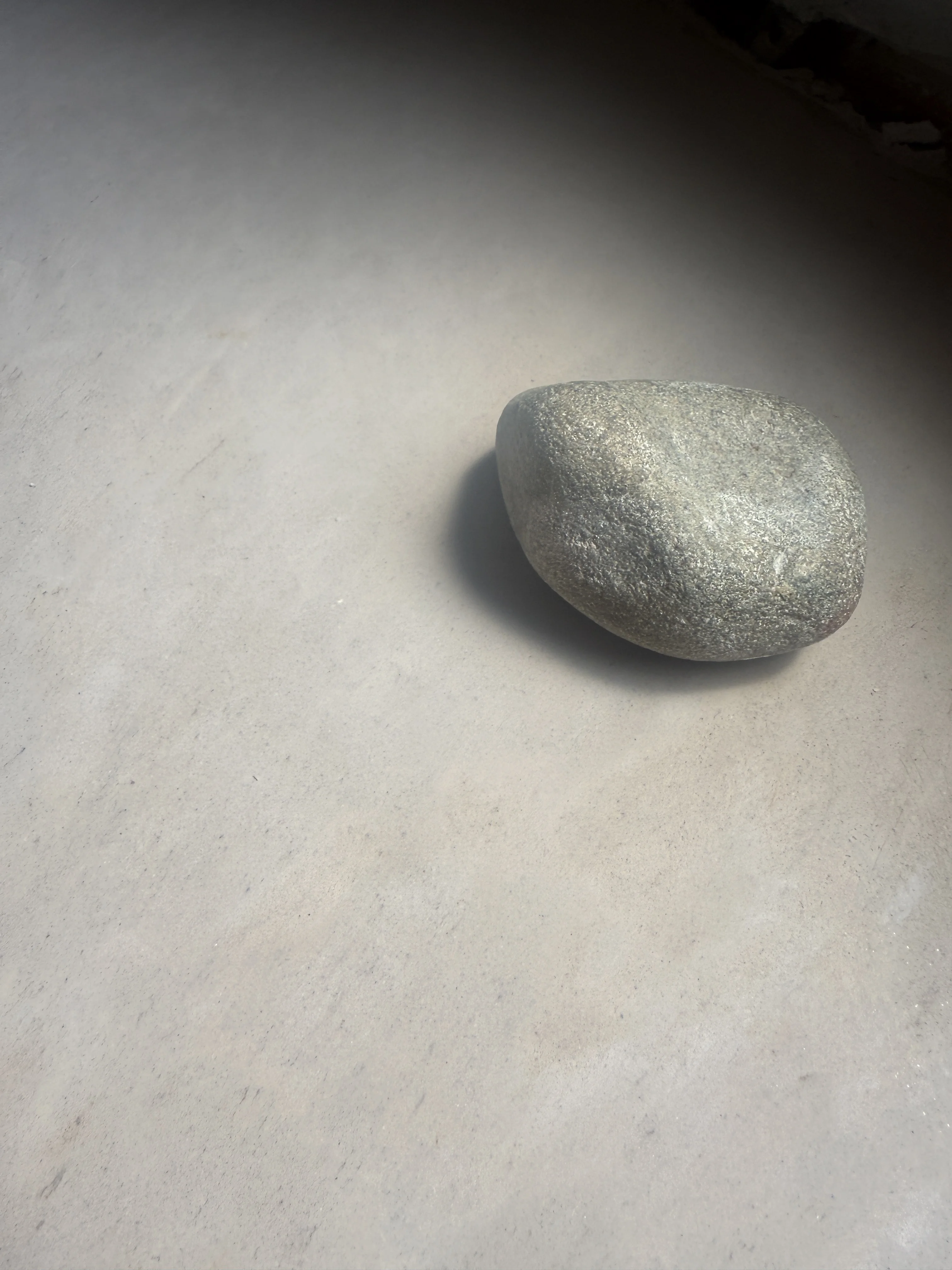 river stone for tadelakt polishing on the sink surface
