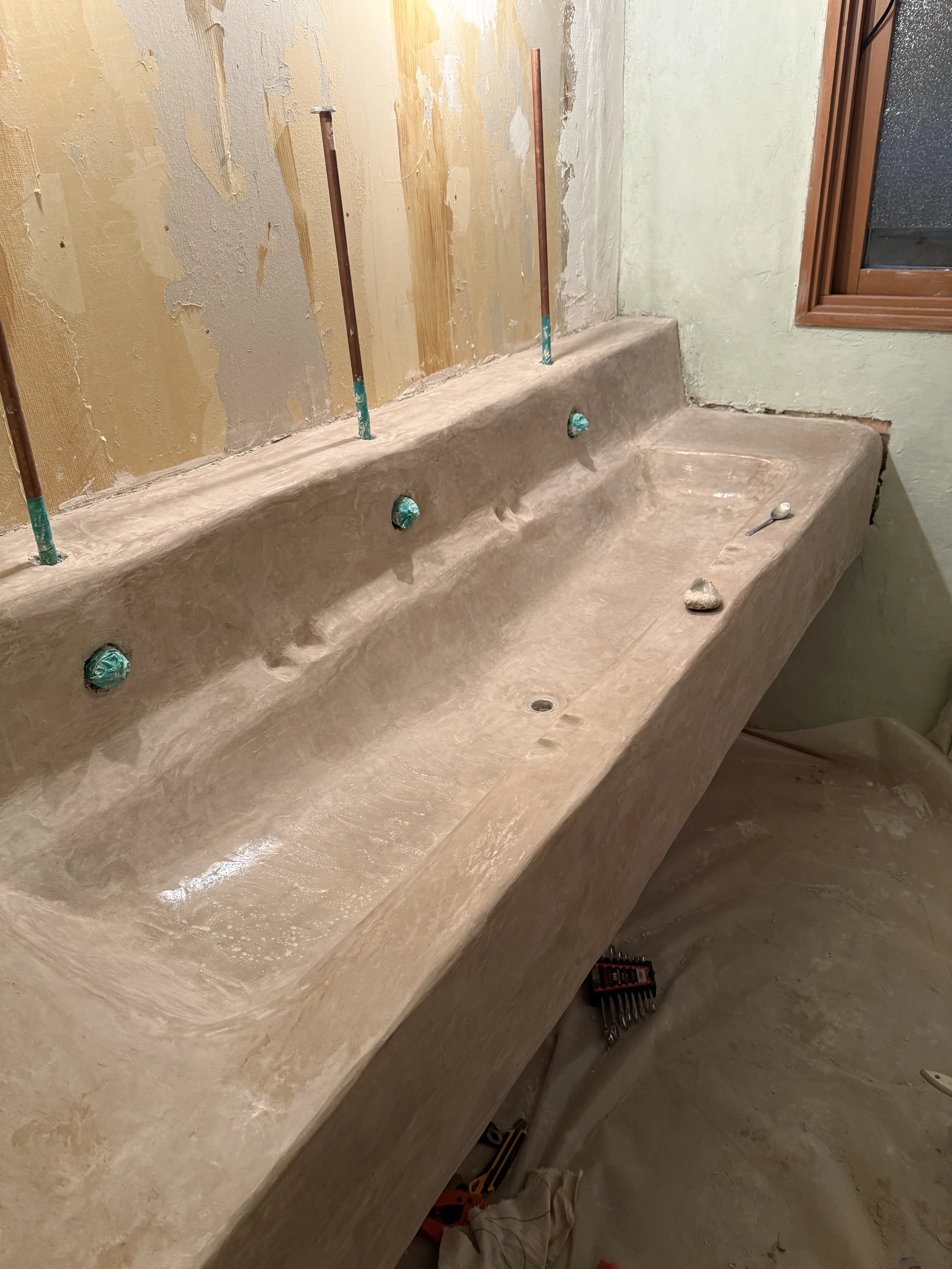 tadelakt sink polishing with river stone in progress